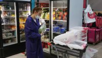 Още един месец на забавена инфлация помага на Русия да се справи с ценовия шок