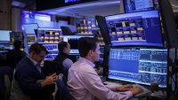 S&P 500 се покачва леко, докато цените на петрола продължават да спадат*