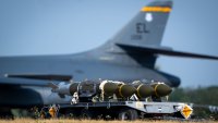 Британската полиция евакуира район до база, използвана от американските ВВС, и извърши арести