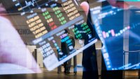 Европейските фондови борси са в отстъпление на фона на разпродажби във Франция