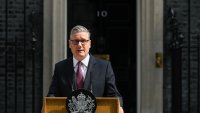 Британският премиер Киър Стармър подаде оставка