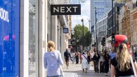 Next повиши прогнозите си след силни онлайн продажби на дрехи през лятото