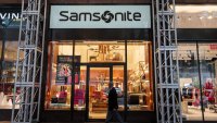 Samsonite се насочва към двойно листване, докато печалбата ѝ понася удари