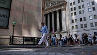 Dow започва първата септемврийска сесия със спад от над 300 пункта*