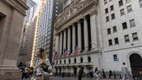 Индексите на Wall Street отстъпват, но са напът да отбележат печеливша седмица*