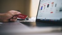 Онлайн магазинът продава. Защо тогава всяка промяна става по-скъпа?