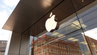 Приходите на Apple надхвърлиха очакванията, но акциите са под натиск заради слаби прогнози