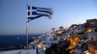Десетилетие след болезнената криза икономиката на Гърция върви напред