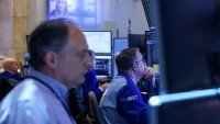 Dow спада с 200 пункта, цената на петрола продължава да се покачва*