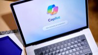 Microsoft се оттегля от надпреварата за лични AI чатботове с промяна на Copilot