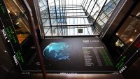 Общоевропейският индекс Stoxx Europe 600 отстъпи с 1%