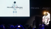 Prada и Axiom Space представиха скафандъра за космонавтите на лунната мисия „Артемида 3“