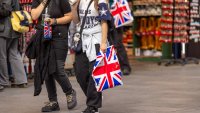 Инфлацията в британските магазини леко се забавя, търговците удължават промоциите