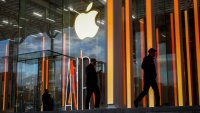 Apple за кратко се превърна във втората компания, достигнала 5 трлн. долара капитализация