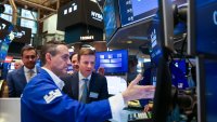 S&P 500 и Nasdaq Composite бележат ръст, цената на петрола леко спада*