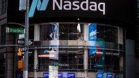 Nasdaq започва сесията със спад от над 1%*