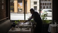 Американските компании са увеличили наемането на служители с най-много от над година