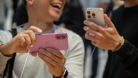 Apple прибави ChatGPT към iPhone в пореден ъпдейт на операционната си система