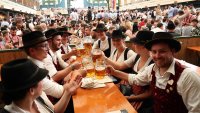 Германците обръщат гръб на икономическите проблеми и празнуват на процъфтяващия Октоберфест