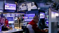 Индексите на Wall Street отварят с ръстове, цената на петрола спада*