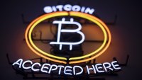 Цената на биткойна удари 21-месечно дъно, притисната от Strategy и Фед