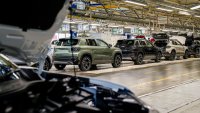 Stellantis потвърждава перспективите, докато търси начин да намали разходите
