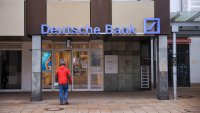 Deutsche Bank отчете по-слаба печалба и се отказа от цел за намаляване на разходите