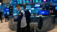 Dow приключи сесията с ръст от над 450 пункта