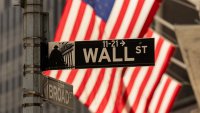 Wall Street затваря със спад на фона на скъпия петрол и спада при компании, свързани с&nbsp;AI