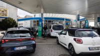 Бензинови туристи се стичат в Полша в търсене на евтино гориво