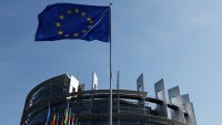 Евродепутати договориха облекчени правила за емисиите при колите