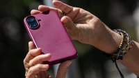 Великобритания иска Apple и Google да блокират изображения с голота на устройствата на децата