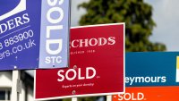 Цените на жилищата във Великобритания са завършили със спад 2025 г.