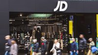 JD Sports снижи прогнозите си, тъй като потребителите харчат по-малко за маратонки
