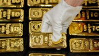 Китай е продължил да купува злато и през септември с поевтиняването на метала