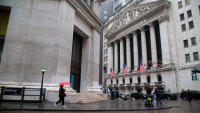 Dow се покачва до рекордно ниво, Wall Street се насочва към печеливша седмица*