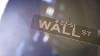 Технологичните компани натежаха на Wall Street в първата сесия за седмицата