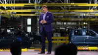 Ford намекна за загуби в своя електромобилен бизнес, докато чертае светло бъдеще