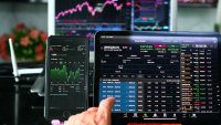 Финансов анализатор: Пазарите в САЩ не търгуват реалността, а очакванията при технологиите