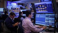 Dow Jones прибави над 470 пункта в края на печеливша седмица за американските акции