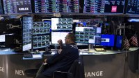 Спад при големите технологични компании тласна Dow Jones надолу с над 400 пункта