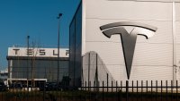 Акциите на Tesla записаха най-лошата си седмица от октомври насам