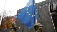 Възходът на крайната десница заплашва усилията на Европа за превъоръжаване