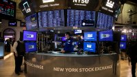 Dow и S&P 500 отстъпиха от рекордите си след новите данни за икономиката на САЩ