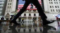 Dow се понижава с над 400 пункта, цените на петрола се покачват*