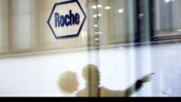 Спадащи пандемични продажби помрачават последния отчет на напускащия шеф на Roche