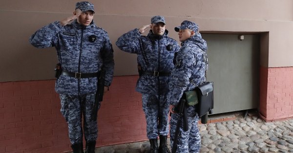 Междувременно беше разпространена снимка на чернова на призовка до мъж