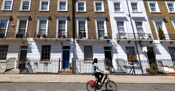 Британският жилищен пазар вече проявяваше признаци на охлаждане след ръста