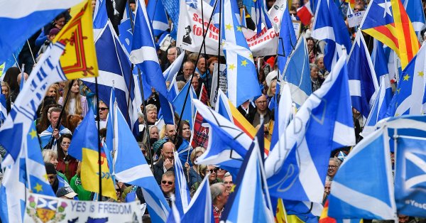 Полуавтономното шотландско правителство иска да проведе референдум следващия октомври с