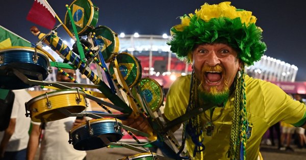 Поддръжник на бразилския футболен отбор преди мача между Бразилия и